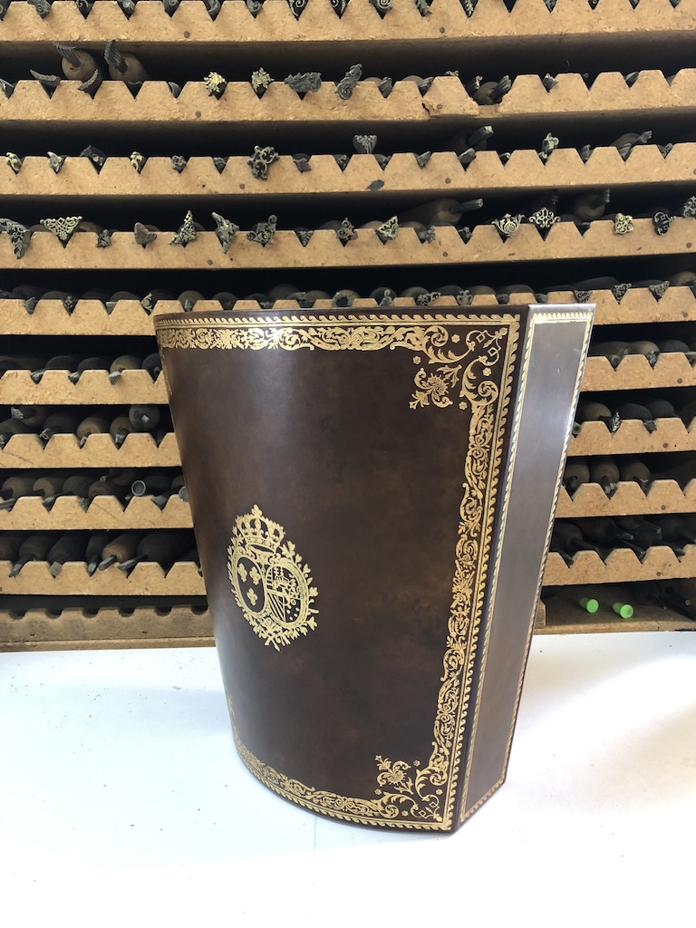 La-Gainerie-DArt-Corbeille-Papiers-en-veau-genre-Ancien-08