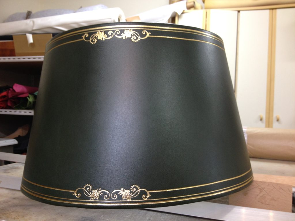 La-Gainerie-DArt-abatjour-en-cuir-25